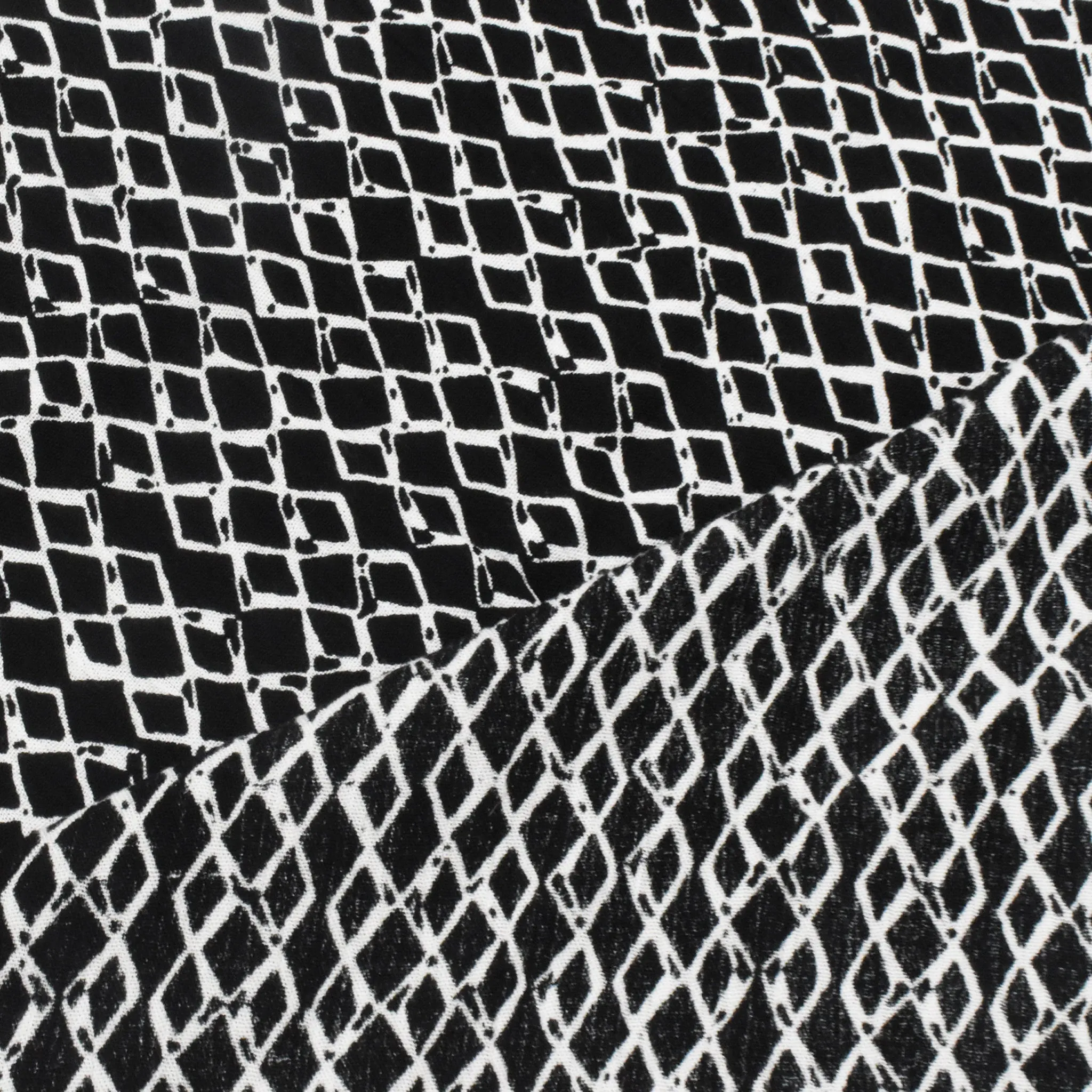 Black-White Diamond Chain Printed Crinkled Georgette Woven Fabric