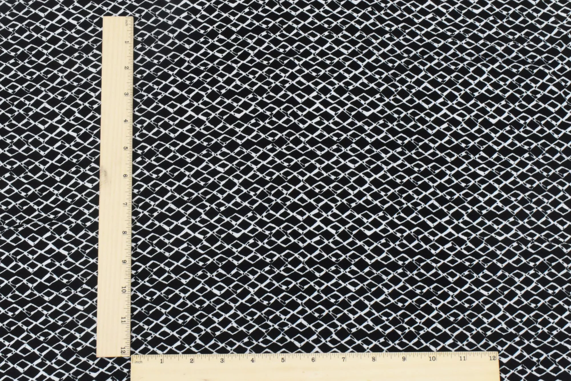 Black-White Diamond Chain Printed Crinkled Georgette Woven Fabric